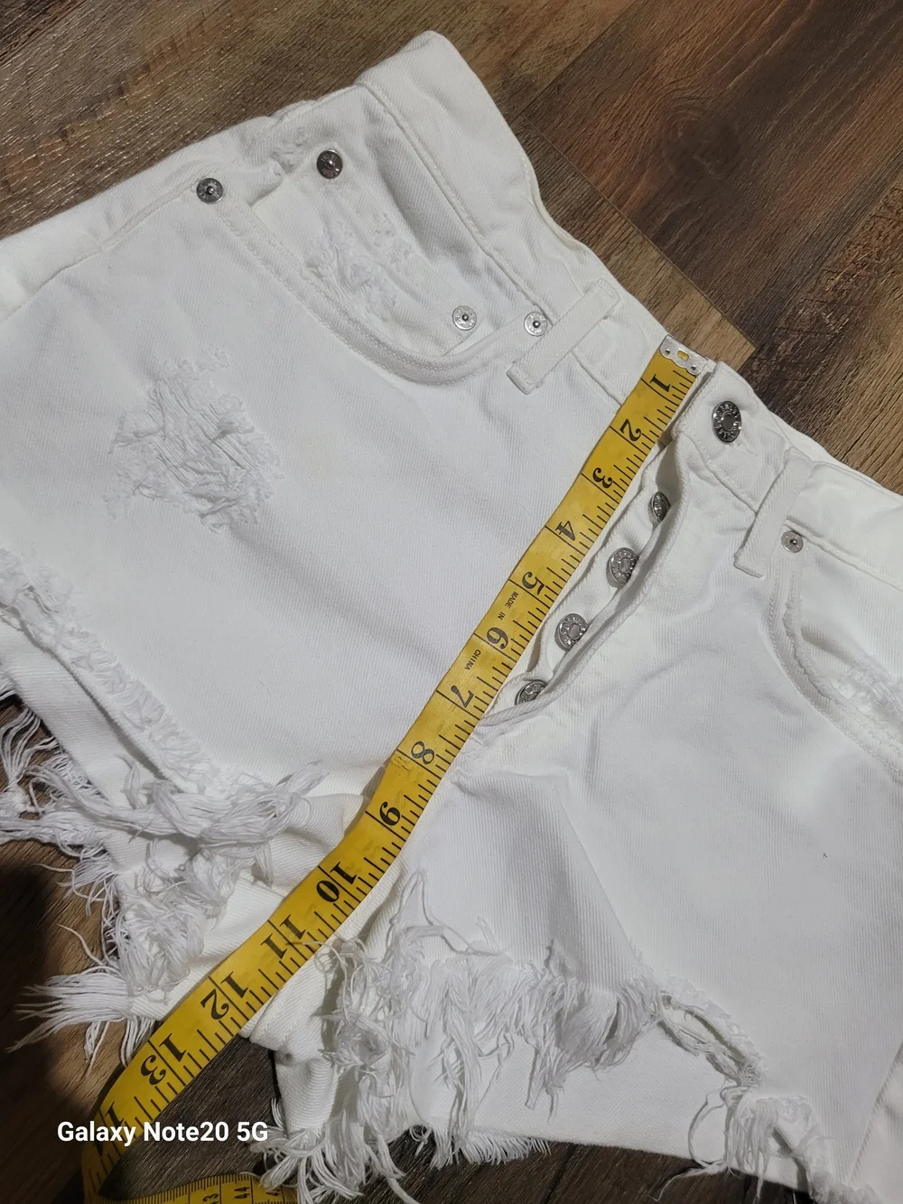 AGOLDE White Distressed Mid Rise Button Fly Denim Shorts Size 26 EUC Inseam 2